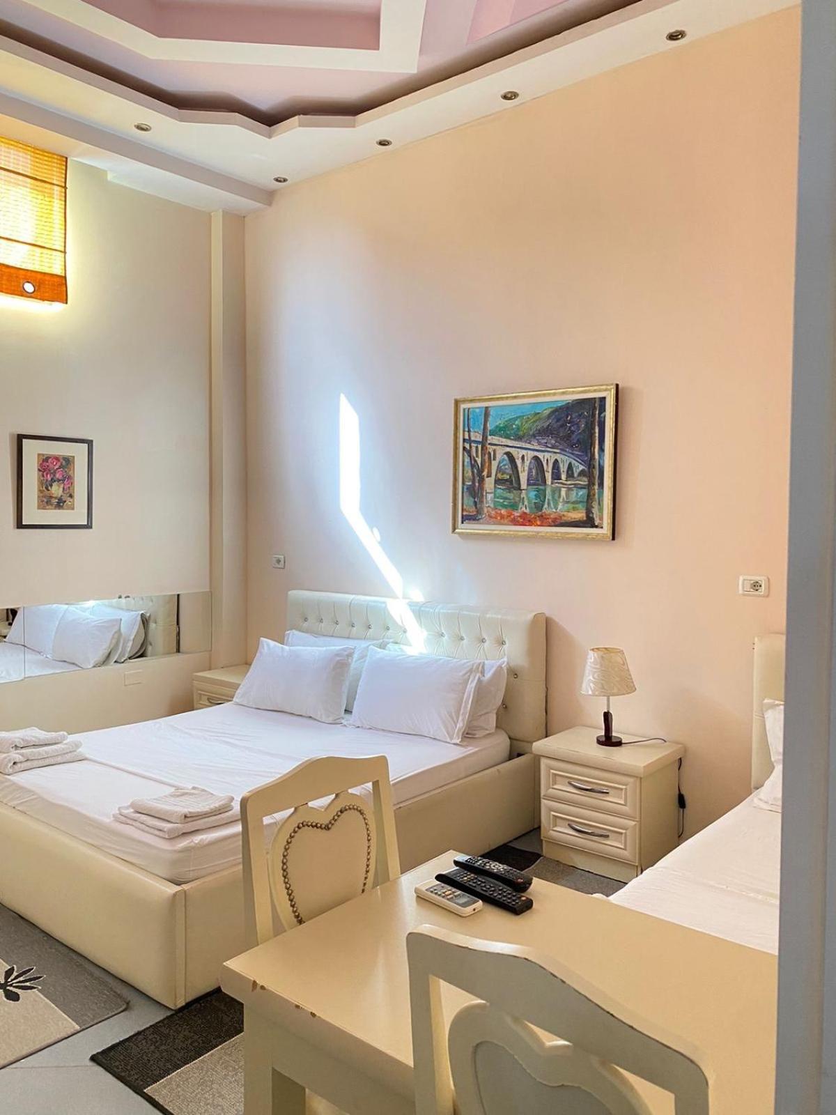 Hotel Pasarela Berat Bagian luar foto