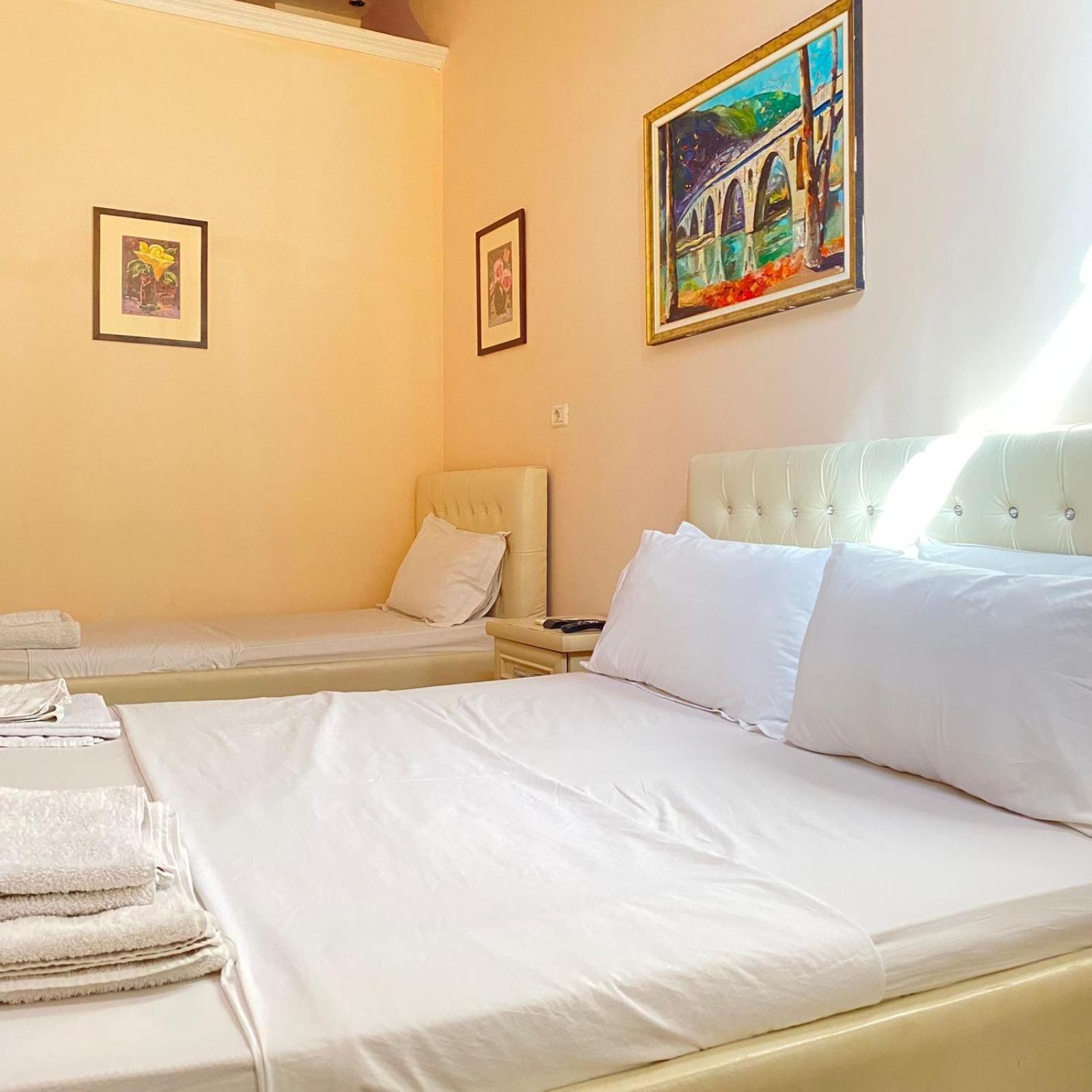 Hotel Pasarela Berat Bagian luar foto