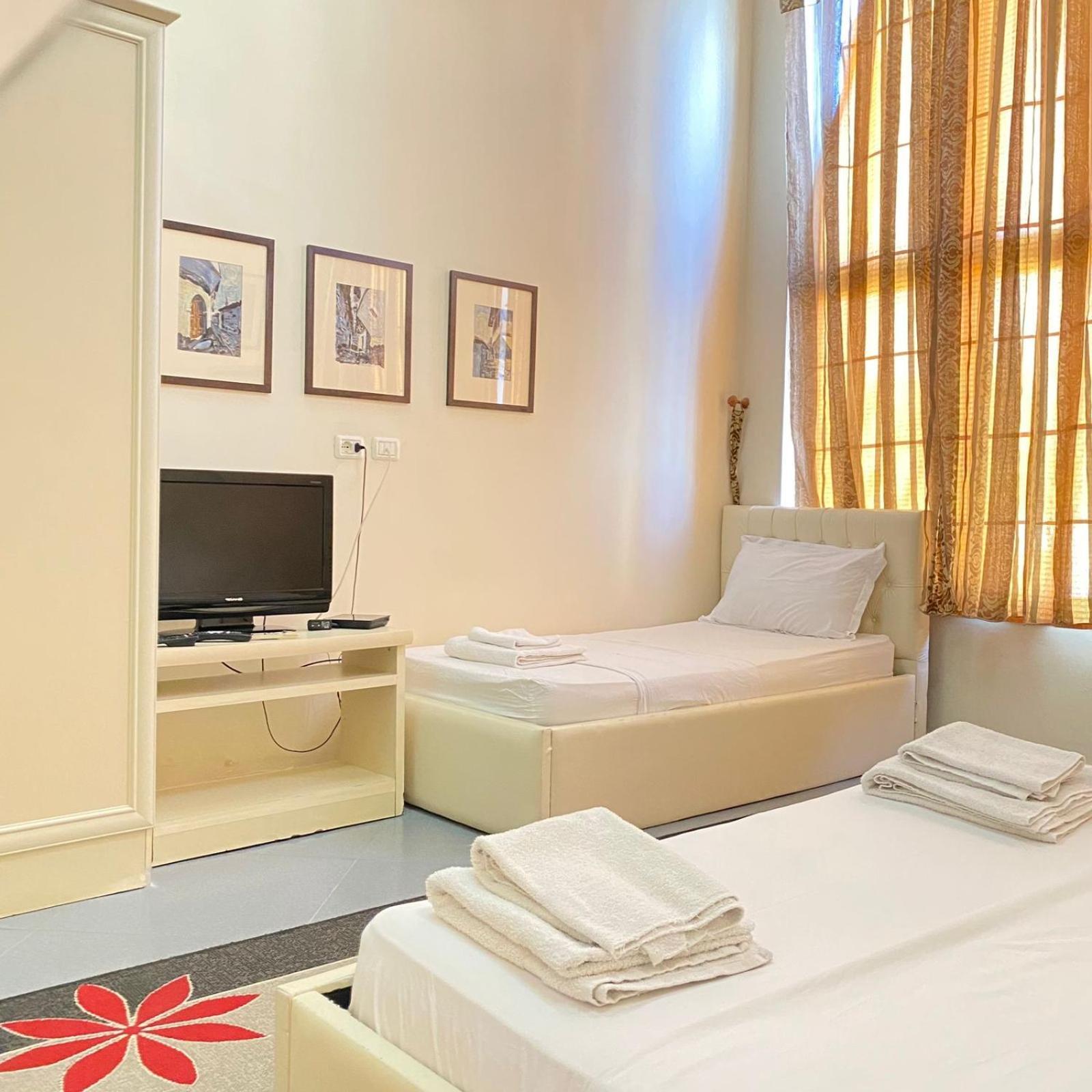 Hotel Pasarela Berat Bagian luar foto